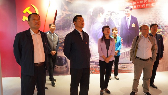 集團(tuán)公司開(kāi)展“不忘初心、牢記使命”主題黨日活動(dòng) <br/> — 參觀主題教育檔案文獻(xiàn)展